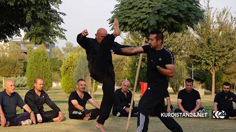 راهێنه‌رێك خۆبه‌خشانه‌ 14 ساڵ راهێنان به‌ هاوڕێكانی ده‌كات